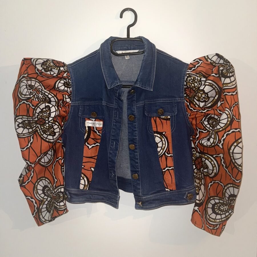 Veste en jean upcyclée manches bouffantes wax – “SUPER STAR”