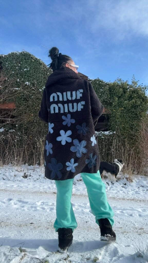 Manteau MIUF MIUF – Manteau upcyclé en teddy brodé de fleurs
