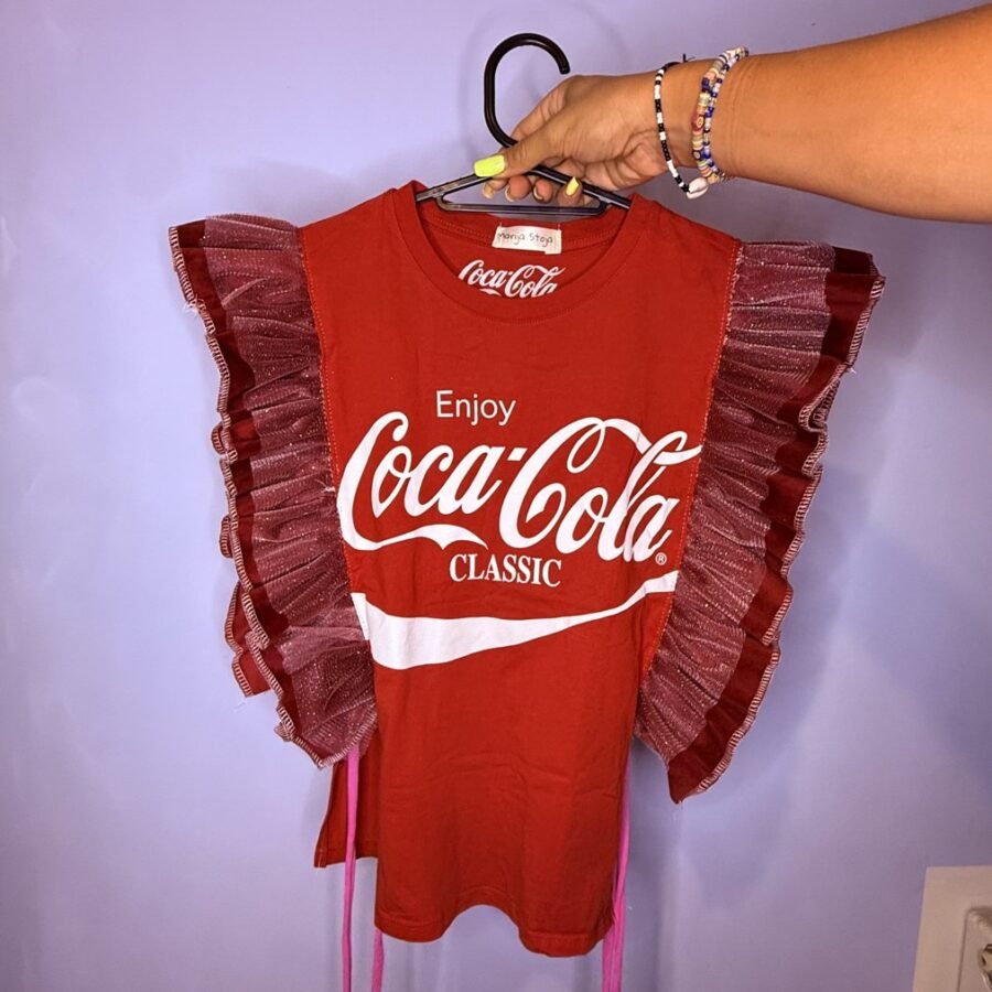 Haut Coca-Cola vintage upcyclé avec volants en tulle pailleté, vue de face