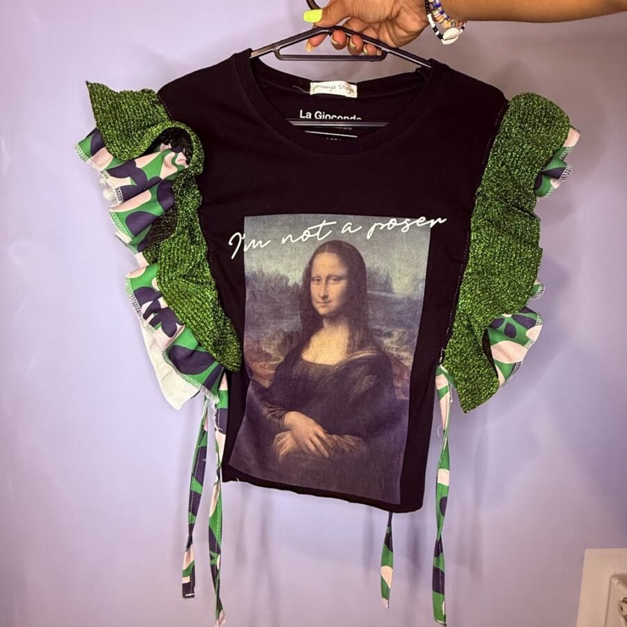 Haut Joconde vu de face, t-shirt noir customisé avec impression Mona Lisa et froufrous fleuris scintillants sur les côtés