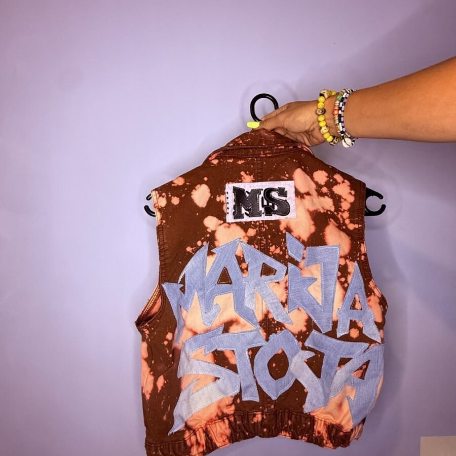 Dos de la veste en jean tie and dye avec lettrage Marija Stoja et patch MS
