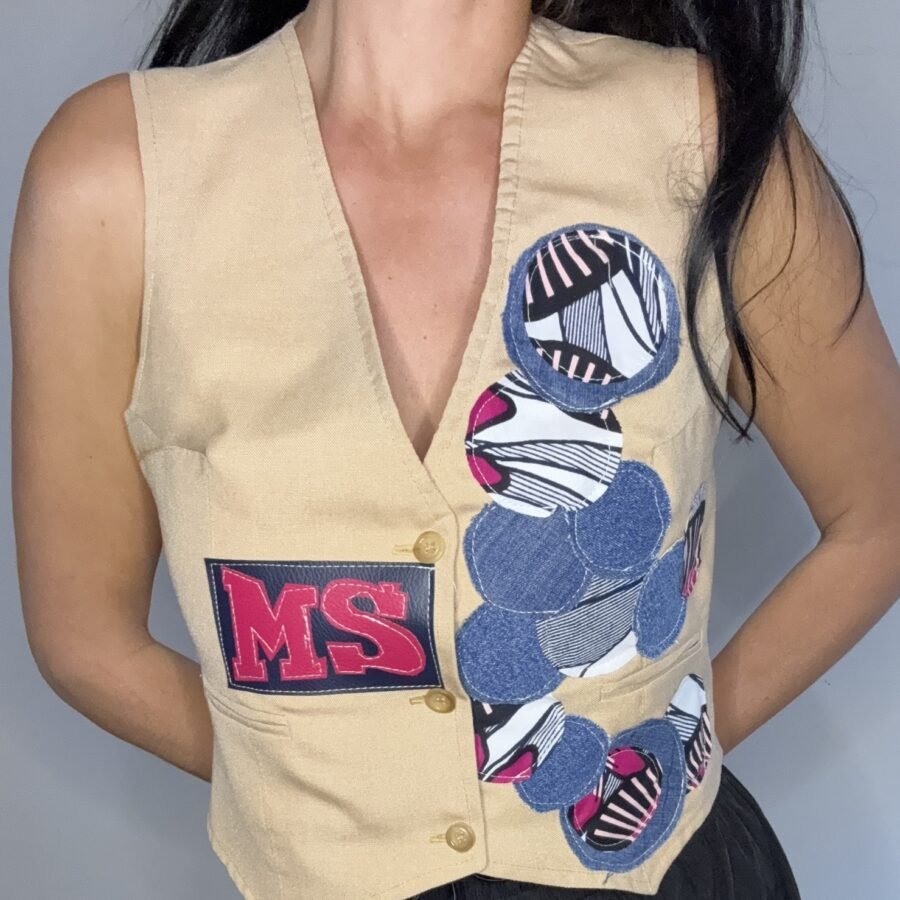 Gilet de costume vintage beige porté, gros plan sur les cercles en denim et l'écusson MS