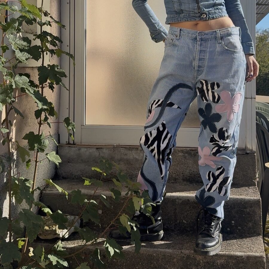 Jean Arty, Levi's 501 vintage customisé avec patchwork zébré et fleurs cousues, vue de face
