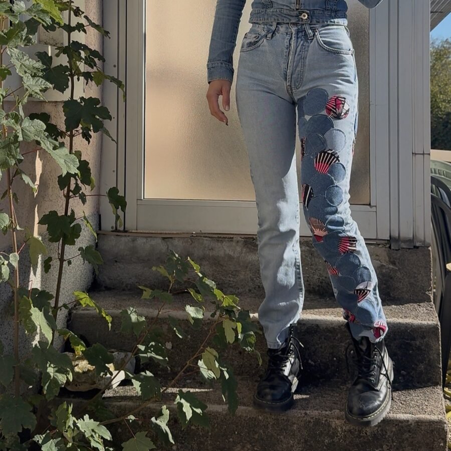 Jean taille haute Levi's 501 avec empiècement de ronds en denim et wax cousus sur une jambe, vue de face