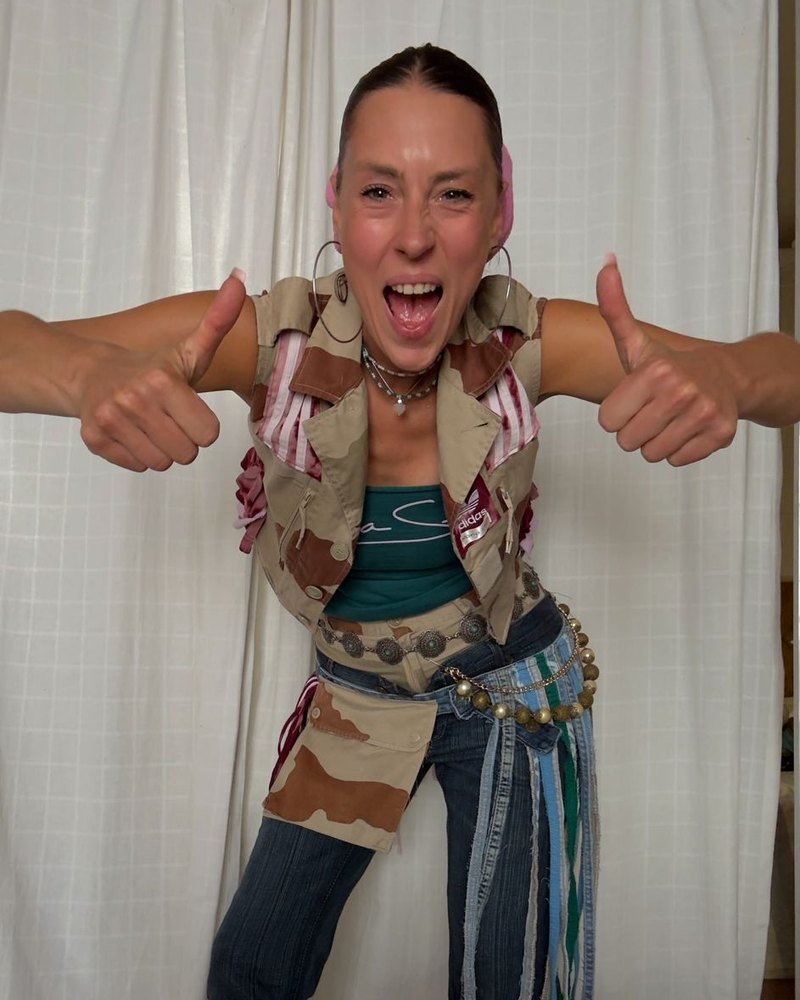 Marija Stoja, créatrice upcycling, dans une de ses créations