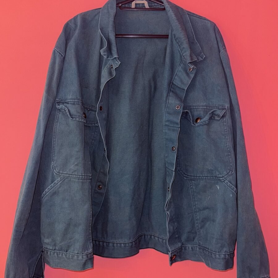 Veste de travail vintage vert bouteille ouverte, vue de face sur cintre
