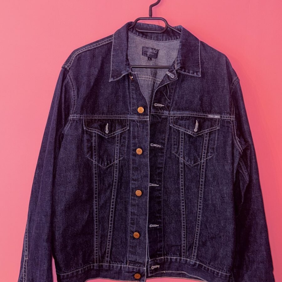 Veste en jean vintage Teddy Smith bleu nuit vue de face, boutons dorés et poches à rabat
