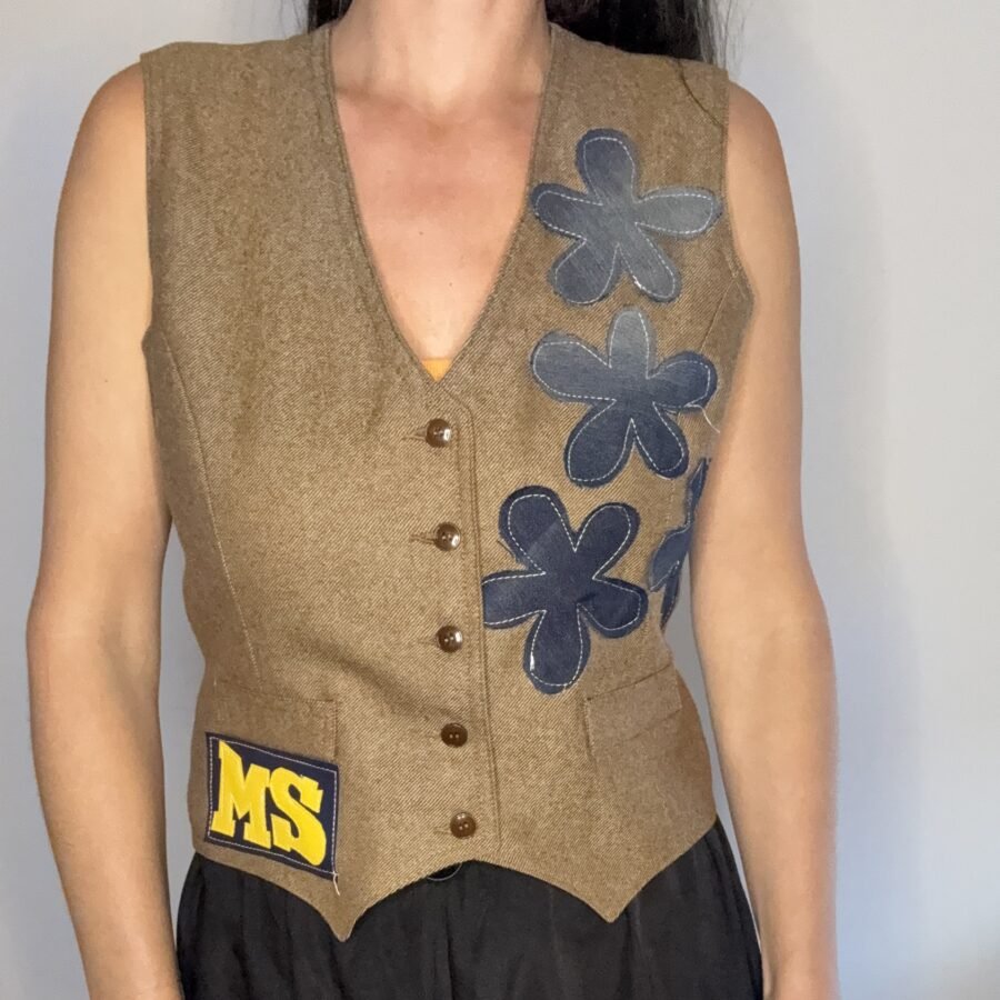 Gilet de costume vintage en laine kaki porté, vue de face avec fleurs en denim appliquées